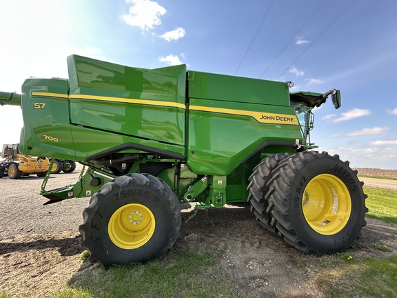 https://photos.machinefinder.com/83/11379583/79488647_large_26855.jpg