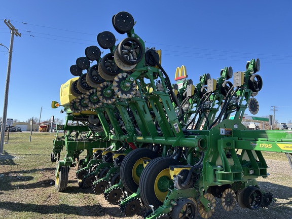 https://photos.machinefinder.com/74/10488674/72306324_large_73636.jpg