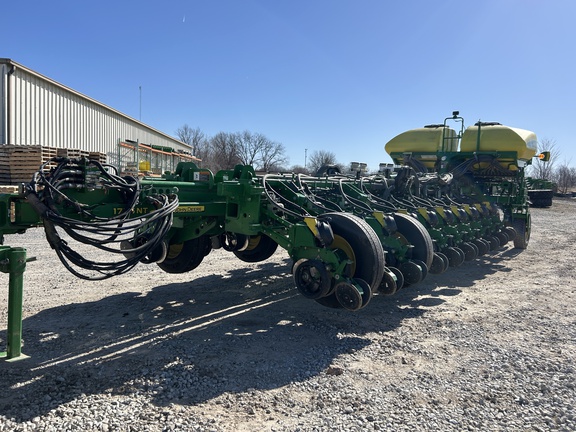 2017 John Deere 1775NT