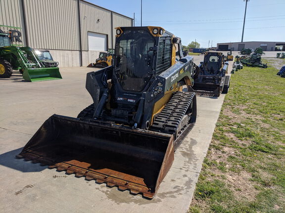 John Deere 335 P 2025