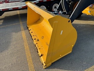 [641963] 2022 John Deere BYT11582